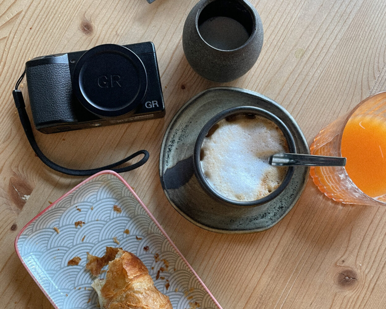 Foto di Ricoh GR 3 e di un cappuccino con brioches